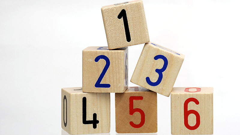 Gestapelte Holzwürfel mit den Zahlen eins bis sechs