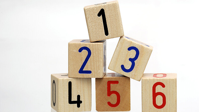 Gestapelte Holzwürfel mit den Zahlen eins bis sechs