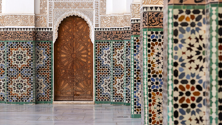 Typische Fliesen in marokkanischem Stil, Madrasa, Marokko