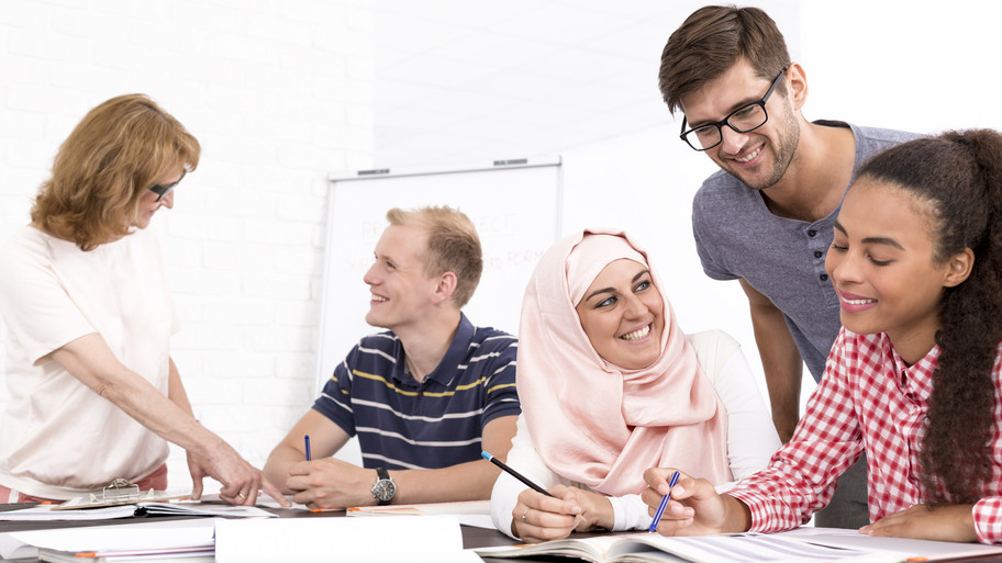 Junge Menschen, die zusammenarbeiten