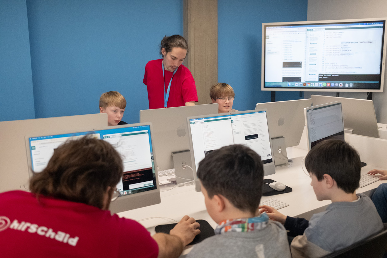 Schüler werden in einem PC-Raum unterrichtet.