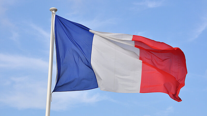 Flagge von Frankreich weht über blauem Himmel