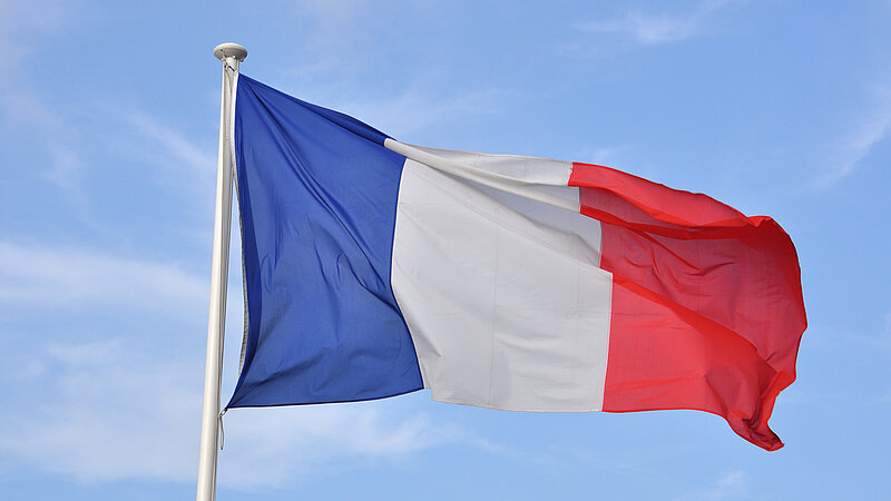 Flagge von Frankreich weht über blauem Himmel