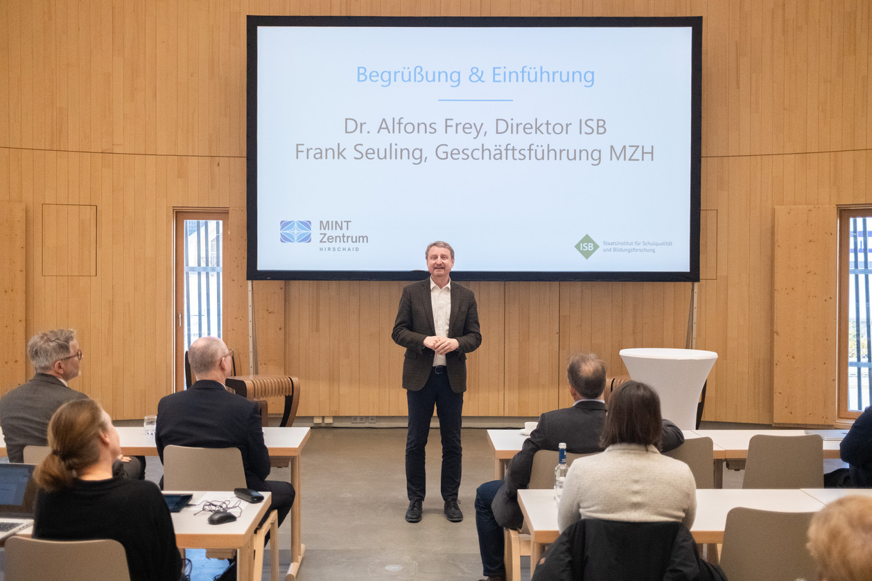 Dr. Frey hält einen Vortrag