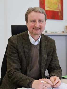 FreyAlfonsDr_FotoSchreibtisch