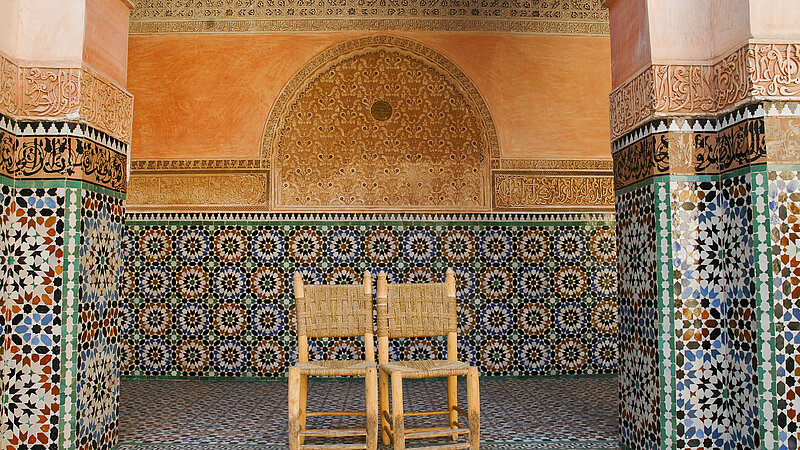 Zwei Stühle in einem reich verzierten marokkanischen Haus, Afrika