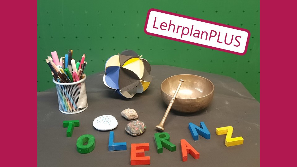 Illustrierendes Bild für die Religionsfächer mit dem Hinweis "LehrplanPLUS"