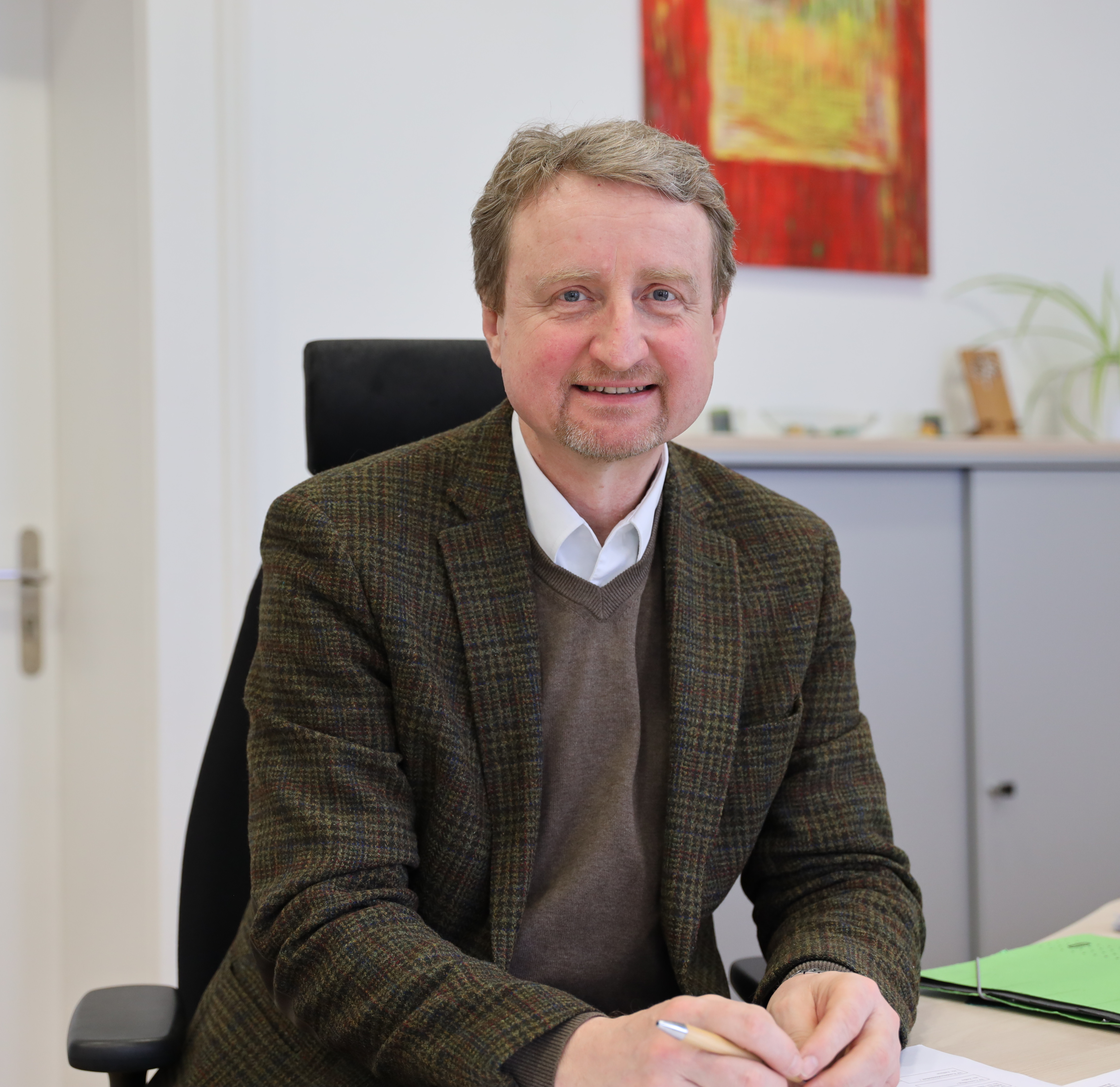 Dr. Frey in seinem Arbeitszimmer