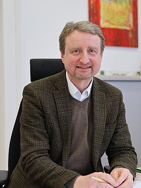 Dr. Frey in seinem Arbeitszimmer