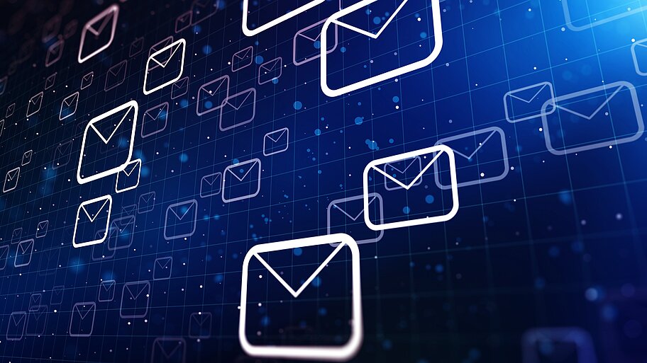 E-Mail-Symbol auf blauem Hintergrund