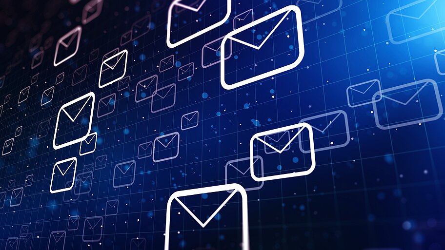 E-Mail-Symbol auf blauem Hintergrund