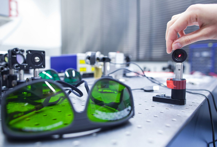 Arbeitsplatz mit Sicherheitsbrille und technischen Utensilien