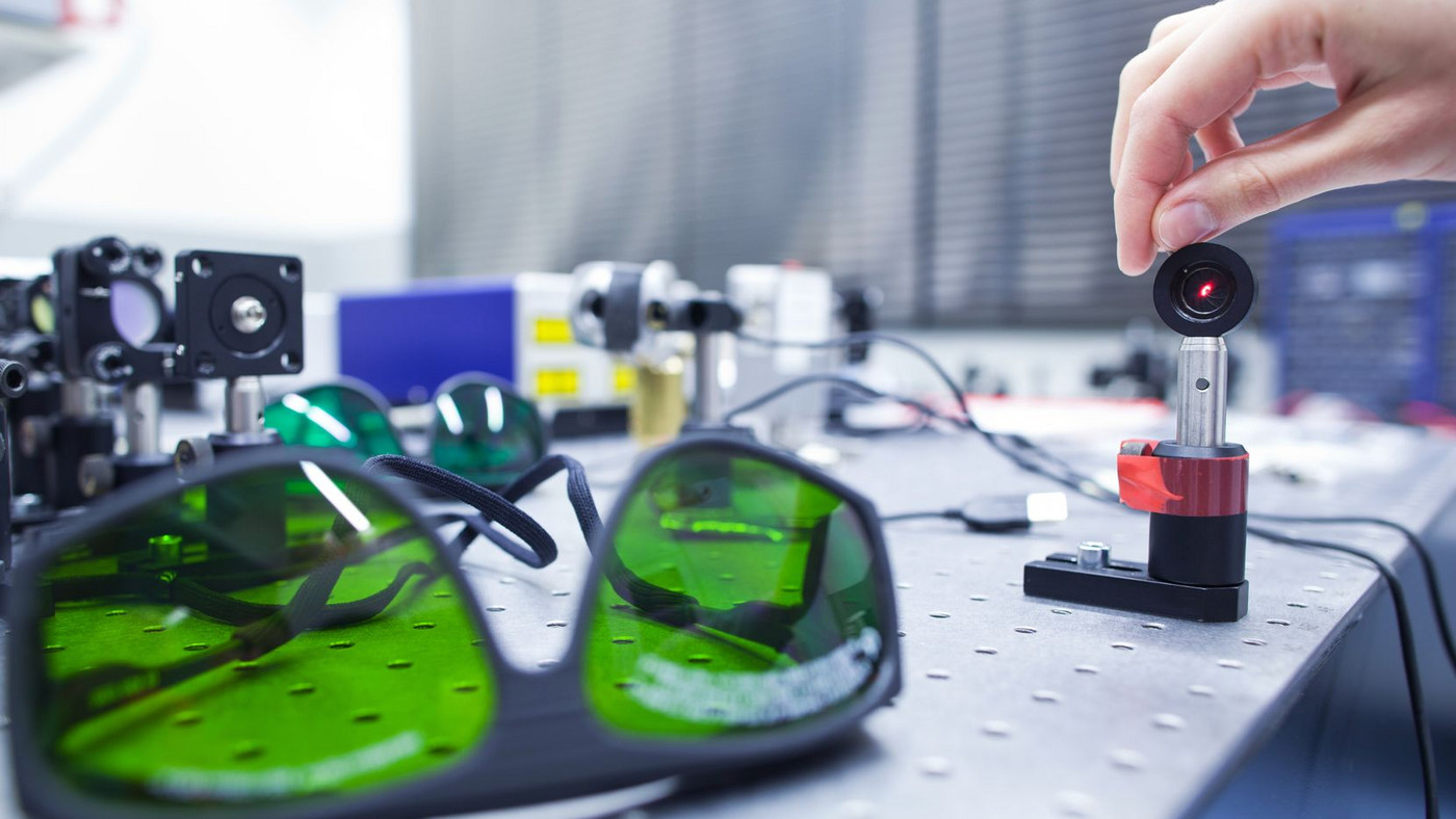 Arbeitsplatz mit Sicherheitsbrille und technischen Utensilien