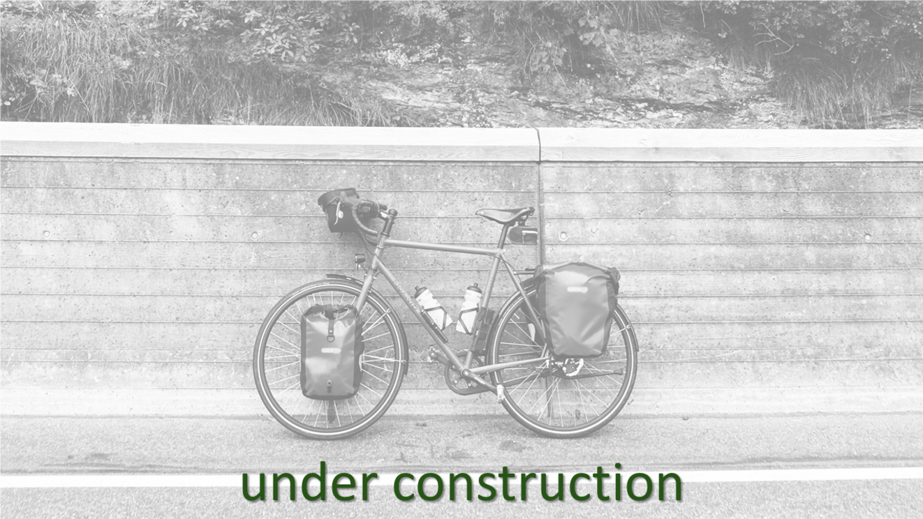 Fahrrad mit Taschen und Text under construction