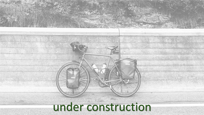 Fahrrad mit Taschen und Text under construction